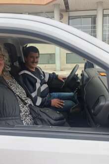 Cliente do serviço Transporte a Pedido dentro da viatura com motorista prestes a partir viagem rumo ao destino